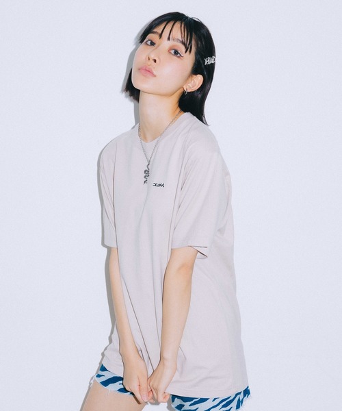 X-girl(エックスガール)の「FACE S/S TEE/フェイス Tシャツ(Tシャツ/カットソー・レディース・ホワイト/ブラック/ベージュ/ブルー/ライトグリーン・S/M/L/XL/X-LARGE/MEDIUM/SMALL/LARGE)」の7枚目の写真