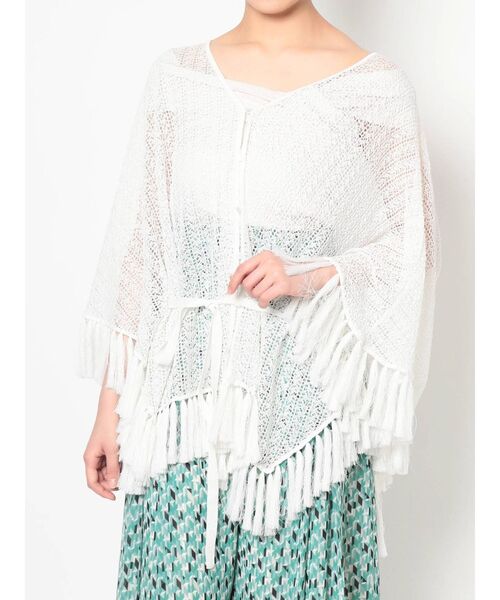 MERCURYDUO（マーキュリーデュオ）の「フリンジ付ニットポンチョ（ニット/セーター・レディース・ベージュ/オフホワイト・FREE）」の3枚目の写真