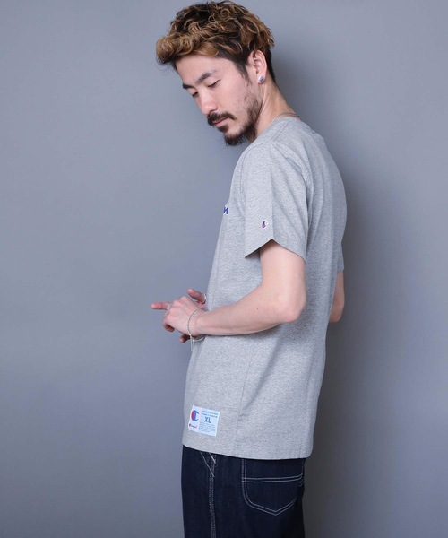 Champion（チャンピオン）の「【Champion/チャンピオン】マルチカラーロゴ入り刺繍Ｔシャツ　コットン100％　自然な風合い　刺繍ロゴ　ジョックタグ（Tシャツ/カットソー・メンズ・ホワイト/ブラック/ネイビー/杢グレー・MEDIUM/SMALL/LARGE/X-LARGE）」の18枚目の写真