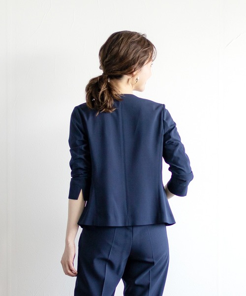 WHITE JOOLA（ホワイトジョーラ）の「【手洗いできる】強撚ポリストレッチ・カラーレスジャケット（ノーカラージャケット・レディース・オフホワイト/モカ/ネイビー/サックスブルー・7号/9号/11号/13号）」の16枚目の写真