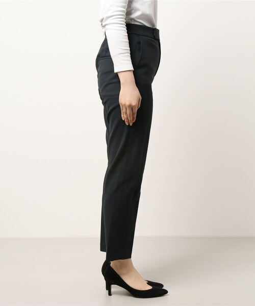RIVE DROITE（リヴドロワ）の「穿き心地は楽なのに美脚見え　ドライタッチテーパードパンツ（その他パンツ・レディース・オフホワイト/ブラック・38/36）」の4枚目の写真