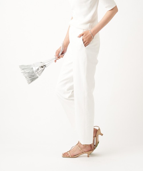 RIVE DROITE（リヴドロワ）の「穿き心地は楽なのに美脚見え　ドライタッチテーパードパンツ（その他パンツ・レディース・オフホワイト/ブラック・38/36）」の6枚目の写真