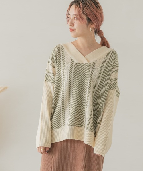 ITEMS URBANRESEARCH（アイテムズ アーバンリサーチ）の「ヘリンボーンVネックニット（ニット/セーター・レディース・ベージュ/グリーン・FREE）」の2枚目の写真