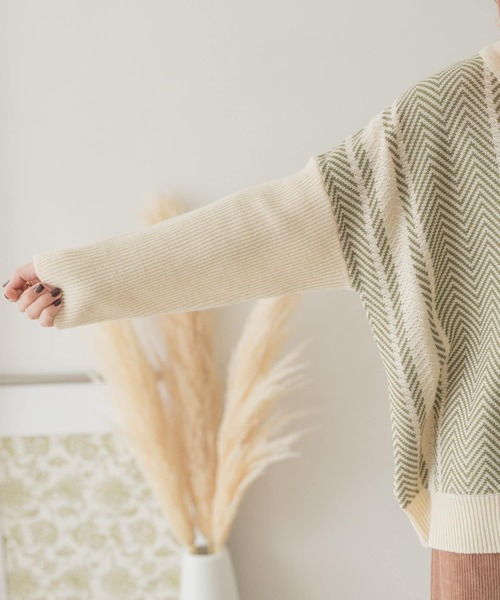 ITEMS URBANRESEARCH（アイテムズ アーバンリサーチ）の「ヘリンボーンVネックニット（ニット/セーター・レディース・ベージュ/グリーン・FREE）」の5枚目の写真