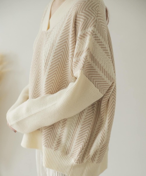 ITEMS URBANRESEARCH（アイテムズ アーバンリサーチ）の「ヘリンボーンVネックニット（ニット/セーター・レディース・ベージュ/グリーン・FREE）」の8枚目の写真