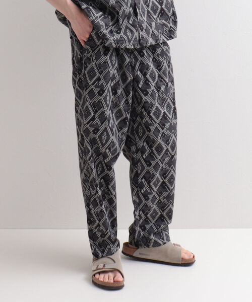 GLOSTER(グロスター)の「【WORK ABOUT/ワークアバウト】VACANCE PANTS 総柄プリントイージーパンツ(その他パンツ・メンズ・ブラック/ベージュ/ブルー/ネイビー・MEDIUM/LARGE)」の2枚目の写真