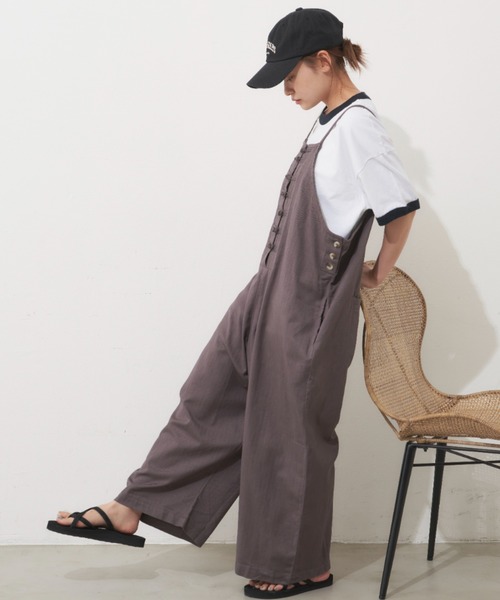MERLOT(メルロー)の「チャイナボタンキャミサロペット(サロペット/オーバーオール・レディース・ブラック/カーキ/ベージュ/キャメル/チャコールグレー・FREE)」の3枚目の写真