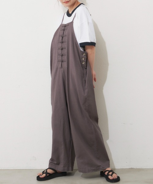 MERLOT(メルロー)の「チャイナボタンキャミサロペット(サロペット/オーバーオール・レディース・ブラック/カーキ/ベージュ/キャメル/チャコールグレー・FREE)」の6枚目の写真