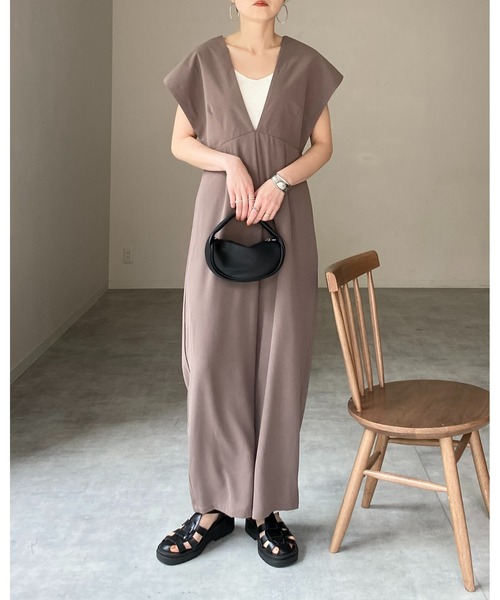 She's Closet(シーズクローゼット)の「深Vネックハイウエストフレンチスリーブオールインワンサロペット(つなぎ/オールインワン・レディース・ブラック/ベージュ/モカ・FREE)」の8枚目の写真