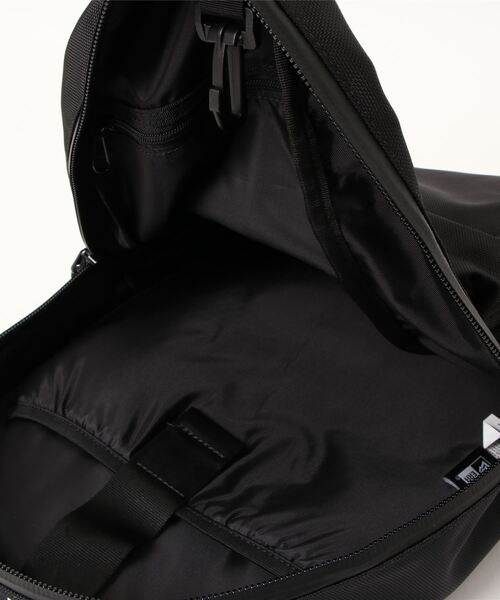 NEW ERA（ニューエラ）の「【NEW ERA】ライトパック 27L（バックパック/リュック・メンズ・ブラック/ブラック系その他・ONESIZE）」の4枚目の写真