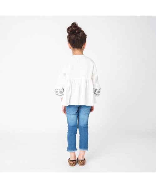 BREEZE（ブリーズ）の「袖刺繍チュニック（チュニック・キッズ・チャコール/オフホワイト・90/120/80/130/140/110/100）」の4枚目の写真