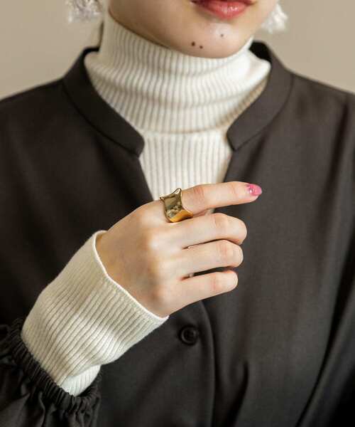 SMELLY（スメリー）の「ウェーブワイドリング（リング・レディース・ゴールド・-）」の2枚目の写真