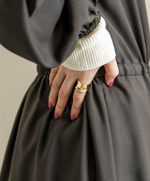 SMELLY（スメリー）の「ウェーブワイドリング（リング・レディース・ゴールド・-）」の4枚目の写真