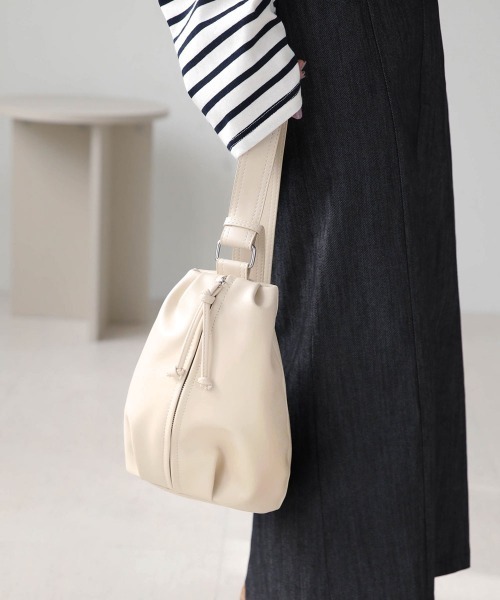 Bab(バブ)の「2WAYフェイクレザーボディバッグ(ボディバッグ/ウエストポーチ・レディース・ブラック/アイボリー・ONESIZE)」の2枚目の写真