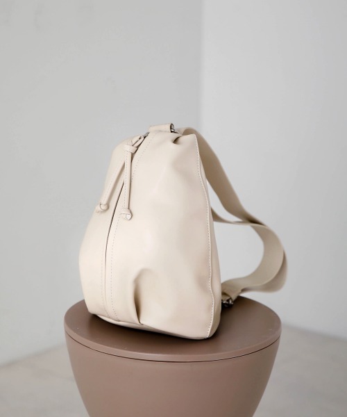 Bab(バブ)の「2WAYフェイクレザーボディバッグ(ボディバッグ/ウエストポーチ・レディース・ブラック/アイボリー・ONESIZE)」の3枚目の写真