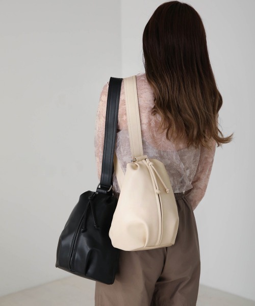 Bab(バブ)の「2WAYフェイクレザーボディバッグ(ボディバッグ/ウエストポーチ・レディース・ブラック/アイボリー・ONESIZE)」の7枚目の写真