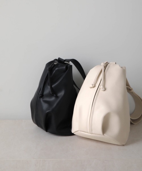 Bab(バブ)の「2WAYフェイクレザーボディバッグ(ボディバッグ/ウエストポーチ・レディース・ブラック/アイボリー・ONESIZE)」の9枚目の写真