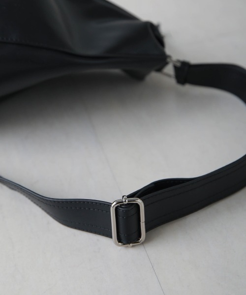 Bab(バブ)の「2WAYフェイクレザーボディバッグ(ボディバッグ/ウエストポーチ・レディース・ブラック/アイボリー・ONESIZE)」の13枚目の写真