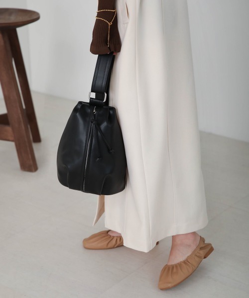 Bab(バブ)の「2WAYフェイクレザーボディバッグ(ボディバッグ/ウエストポーチ・レディース・ブラック/アイボリー・ONESIZE)」の19枚目の写真