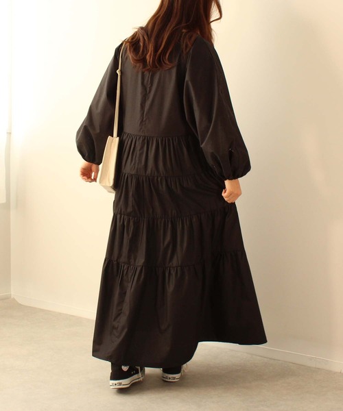 toucher du brise(トゥシェドブリーズ)の「Vネック ティアード ワンピース(ワンピース・レディース・ブラック/オフホワイト/ベージュ・M)」の9枚目の写真