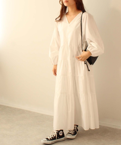 toucher du brise(トゥシェドブリーズ)の「Vネック ティアード ワンピース(ワンピース・レディース・ブラック/オフホワイト/ベージュ・M)」の4枚目の写真