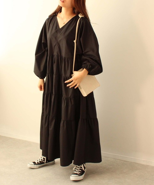 toucher du brise(トゥシェドブリーズ)の「Vネック ティアード ワンピース(ワンピース・レディース・ブラック/オフホワイト/ベージュ・M)」の8枚目の写真