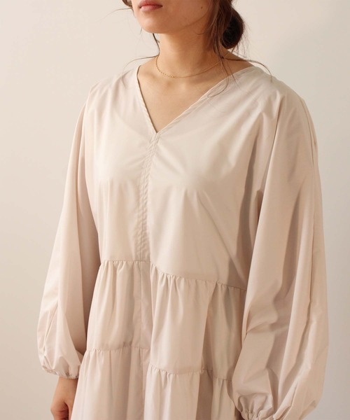 toucher du brise(トゥシェドブリーズ)の「Vネック ティアード ワンピース(ワンピース・レディース・ブラック/オフホワイト/ベージュ・M)」の15枚目の写真