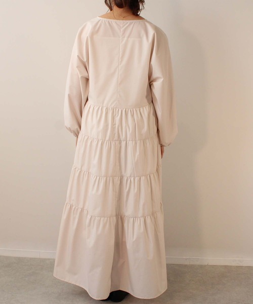 toucher du brise(トゥシェドブリーズ)の「Vネック ティアード ワンピース(ワンピース・レディース・ブラック/オフホワイト/ベージュ・M)」の14枚目の写真