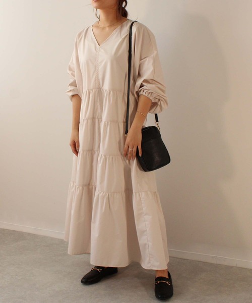 toucher du brise(トゥシェドブリーズ)の「Vネック ティアード ワンピース(ワンピース・レディース・ブラック/オフホワイト/ベージュ・M)」の12枚目の写真