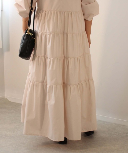 toucher du brise(トゥシェドブリーズ)の「Vネック ティアード ワンピース(ワンピース・レディース・ブラック/オフホワイト/ベージュ・M)」の16枚目の写真