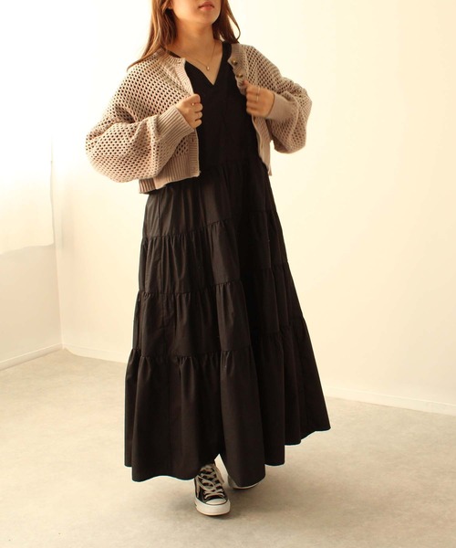 toucher du brise(トゥシェドブリーズ)の「Vネック ティアード ワンピース(ワンピース・レディース・ブラック/オフホワイト/ベージュ・M)」の18枚目の写真