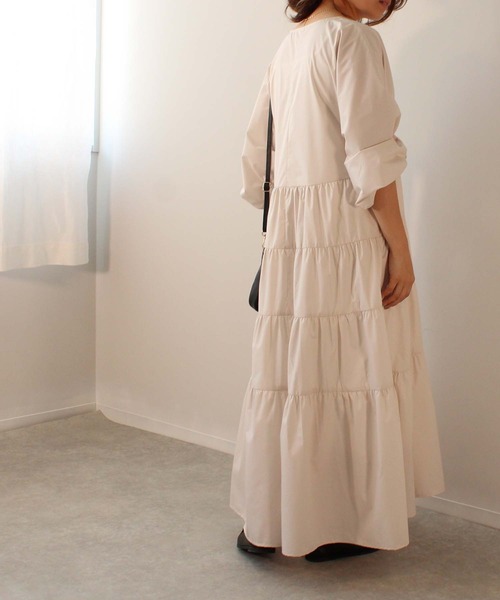 toucher du brise(トゥシェドブリーズ)の「Vネック ティアード ワンピース(ワンピース・レディース・ブラック/オフホワイト/ベージュ・M)」の19枚目の写真