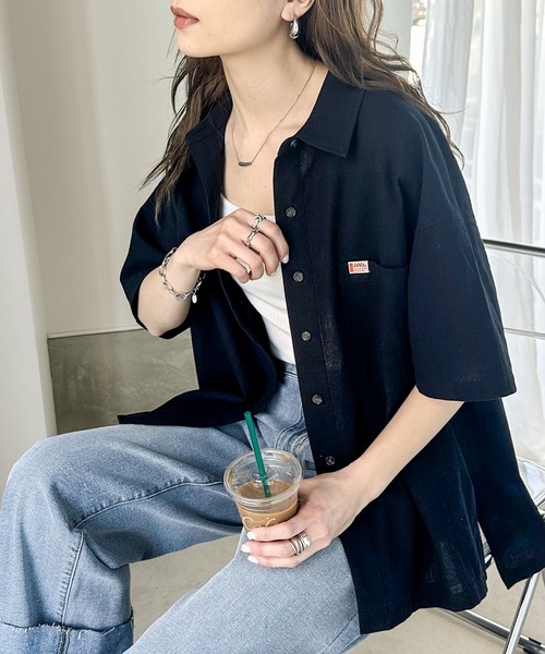 Java（ジャバ）の「《JaVa ジャバコラボ》軽やか＆リラクシー。コットン100％ サイドスリット半袖シャツ（シャツ/ブラウス・レディース・サンドベージュ/ブラック/オフホワイト/モカ・X-LARGE/MEDIUM/LARGE/SMALL）」の3枚目の写真