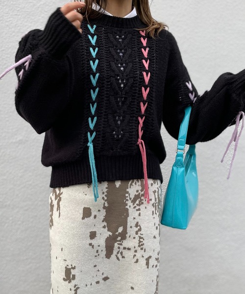 mi via loca(ミヴィアロカ)の「配色レースアップ透かし編みニット(ニット/セーター・レディース・ブルー/ラベンダー/オフホワイト/ブラック・FREE)」の7枚目の写真