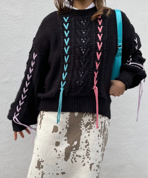 mi via loca(ミヴィアロカ)の「配色レースアップ透かし編みニット(ニット/セーター・レディース・ブルー/ラベンダー/オフホワイト/ブラック・FREE)」の12枚目の写真