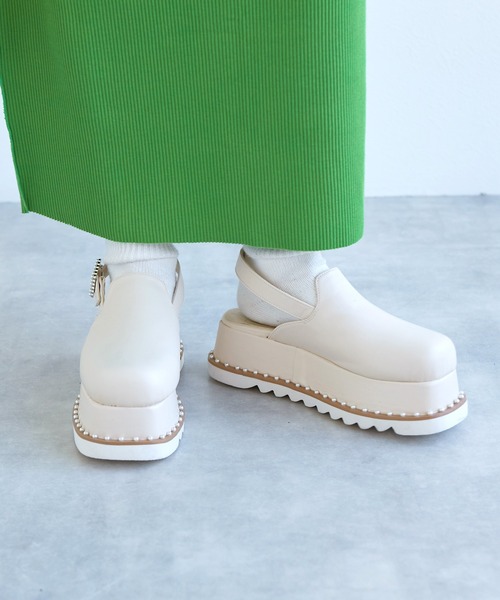 Alley by w closet（アリーバイダブルクローゼット）の「【Alley】厚底パールサボ（サンダル・レディース・アイボリー/ブラック・M/L）」の2枚目の写真