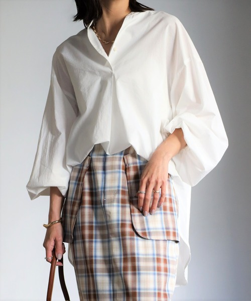 EASEBLUE（イーズブルー）の「バックVギャザーブラウス（シャツ/ブラウス・レディース・サーモンピンク/オフホワイト/ブルー・FREE）」の2枚目の写真