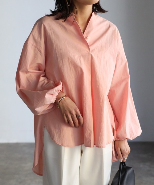 EASEBLUE（イーズブルー）の「バックVギャザーブラウス（シャツ/ブラウス・レディース・サーモンピンク/オフホワイト/ブルー・FREE）」の4枚目の写真