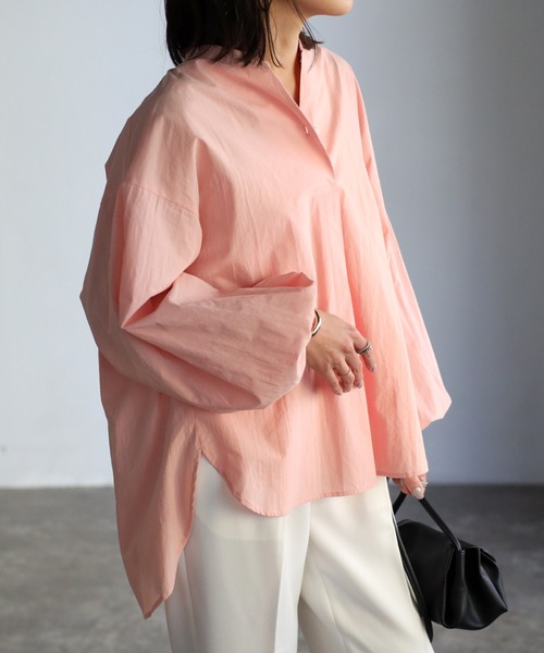 EASEBLUE（イーズブルー）の「バックVギャザーブラウス（シャツ/ブラウス・レディース・サーモンピンク/オフホワイト/ブルー・FREE）」の5枚目の写真
