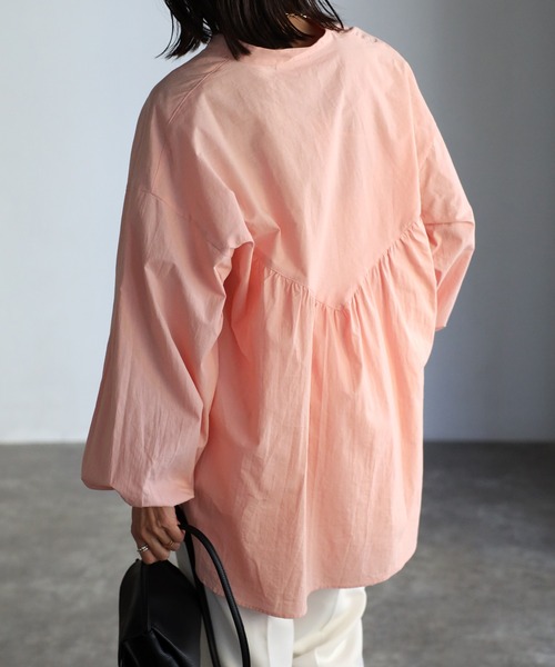 EASEBLUE（イーズブルー）の「バックVギャザーブラウス（シャツ/ブラウス・レディース・サーモンピンク/オフホワイト/ブルー・FREE）」の6枚目の写真