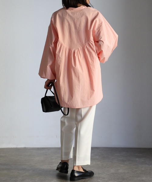 EASEBLUE（イーズブルー）の「バックVギャザーブラウス（シャツ/ブラウス・レディース・サーモンピンク/オフホワイト/ブルー・FREE）」の9枚目の写真