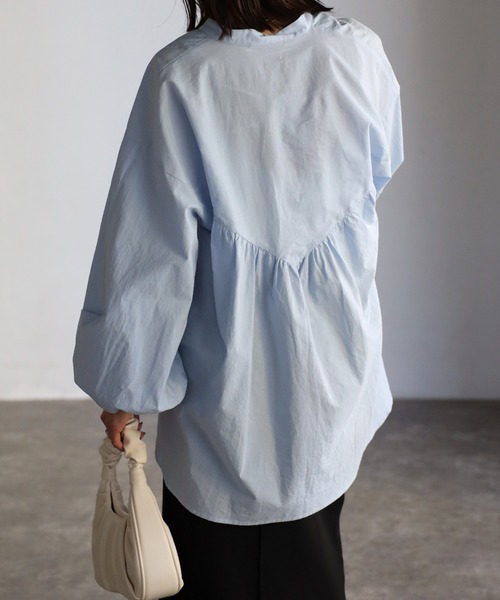 EASEBLUE（イーズブルー）の「バックVギャザーブラウス（シャツ/ブラウス・レディース・サーモンピンク/オフホワイト/ブルー・FREE）」の12枚目の写真