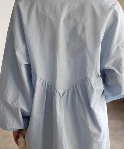 EASEBLUE（イーズブルー）の「バックVギャザーブラウス（シャツ/ブラウス・レディース・サーモンピンク/オフホワイト/ブルー・FREE）」の16枚目の写真