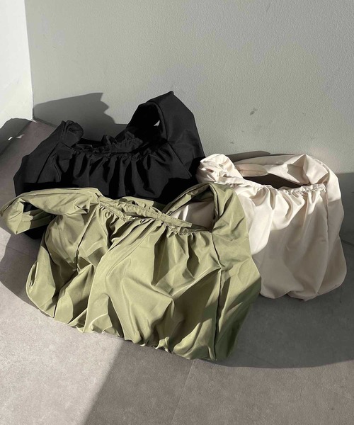 CAPRICIEUX LE'MAGE（カプリシューレマージュ）の「ギャザーショルダーバッグ（ショルダーバッグ・レディース・オフホワイト/グリーン/ブラック・FREE）」の3枚目の写真