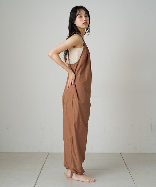 earthy（アーシー）の「【撥水/抗菌防臭】キャミサロペット(パッカブル)（サロペット/オーバーオール・レディース・キャメル/ベージュ/ブラック・FREE）」の3枚目の写真