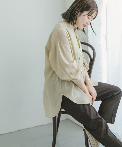 ITEMS URBANRESEARCH(アイテムズ アーバンリサーチ)の「バンドカラーシアービッグシャツ(シャツ/ブラウス・レディース・グリーン系その他/ベージュ/ブラック/ラベンダー・FREE)」の1枚目の写真