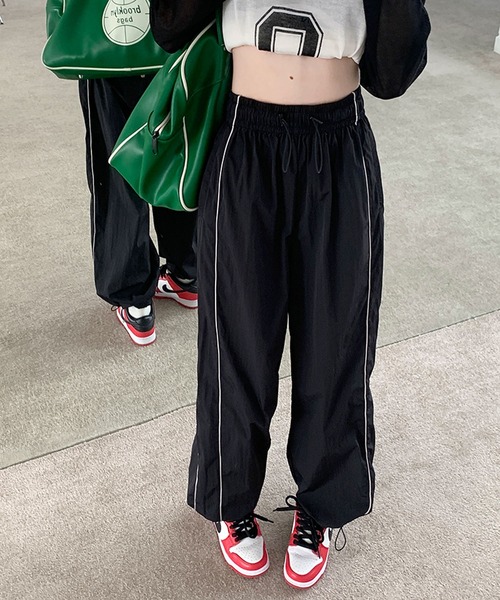 ANOTHER S（アナザーエス）の「サイドライン裾ドロストパラシュートパンツ（カーゴパンツ・レディース・ブラック/カーキ・FREE）」の14枚目の写真