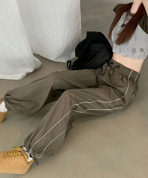 ANOTHER S（アナザーエス）の「サイドライン裾ドロストパラシュートパンツ（カーゴパンツ・レディース・ブラック/カーキ・FREE）」の12枚目の写真