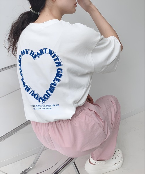AS KNOW AS plus(アズノゥアズプラス)の「☆ハートモチーフアソートTシャツ(Tシャツ/カットソー・レディース・ブルー系/オフホワイト/オートミール/ホワイト系/チャコールグレー/アイボリー系/ホワイト系その他/グレー系その他/ホワイト系1/アイボリー系1/レッド系2/ホワイト系その他2/アイボリー系2/グレー系その他2・FREE)」の1枚目の写真