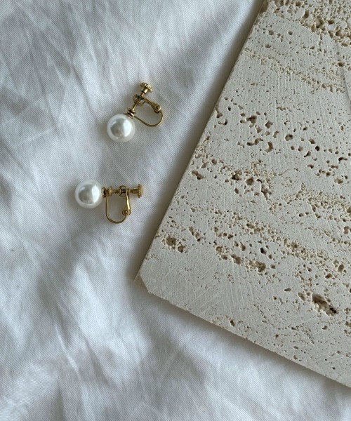 marjour（マージュール）の「[SURGICAL]PEARL EARRING（イヤリング・レディース・ゴールド・FREE）」の2枚目の写真